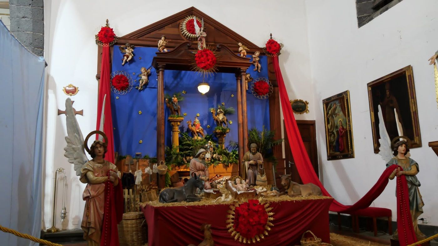 El portal de Belén navideño en la parroquia de San Ginés
