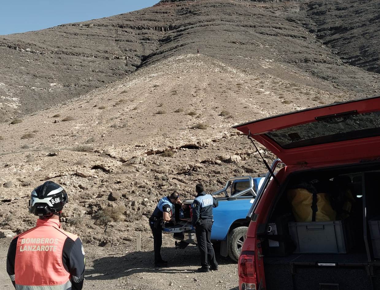 Rescate de un excursionista en apuros en una montaña de Teguise