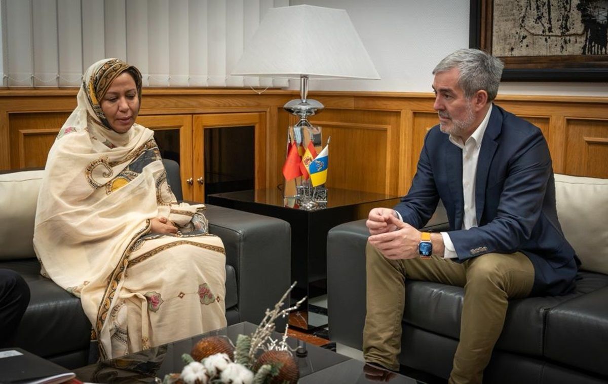el presidente de Canarias, Fernando Clavijo y la cónsul de Marruecos, Fatiha El Kamouri