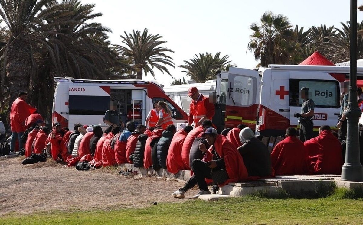 Los migrantes atendidos por Cruz Roja en Costa Teguise (Foto: José Luis Carrasco)