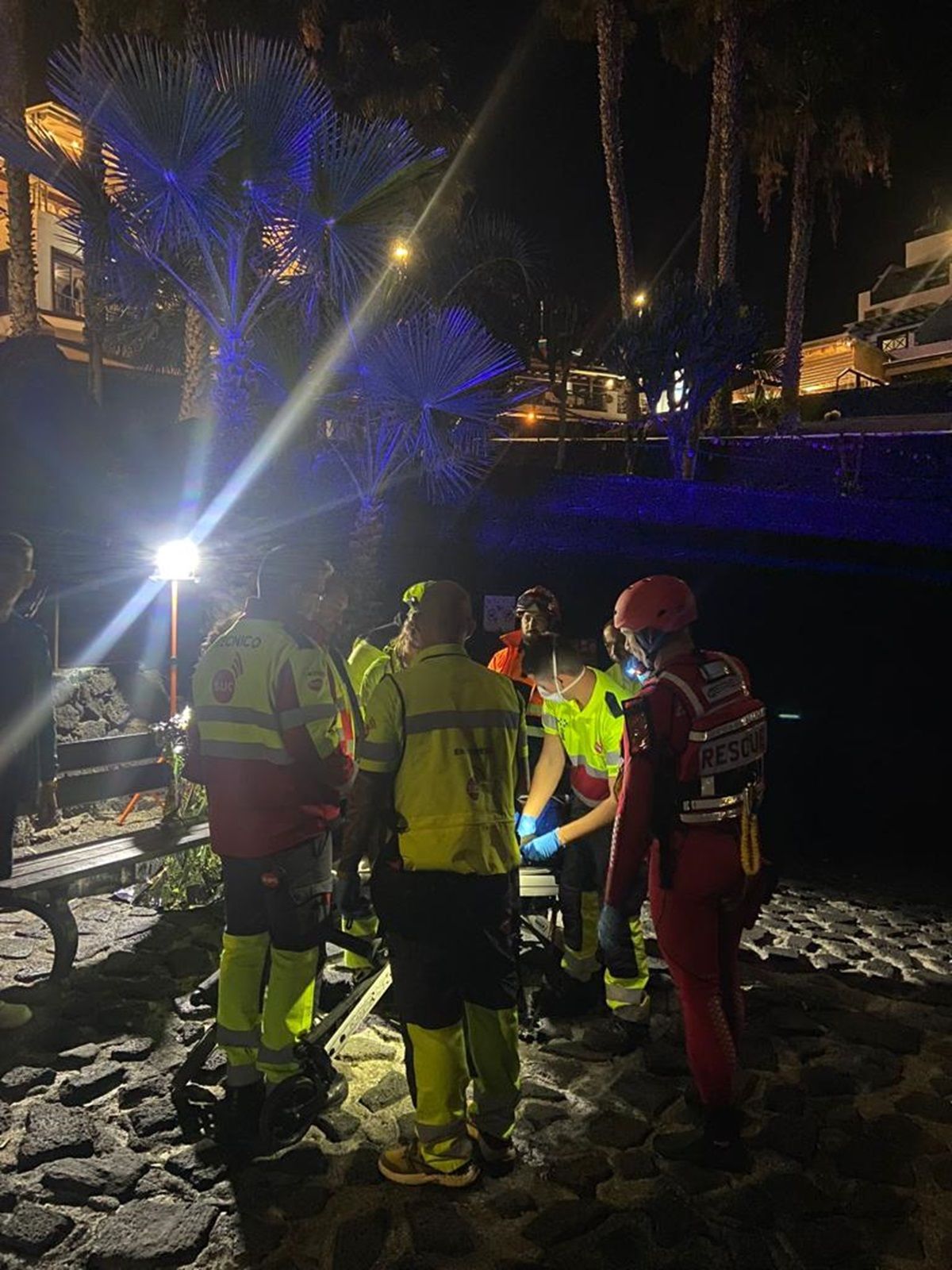 Los Boluntis trasladando a la persona rescatada en Puerto del Carmen