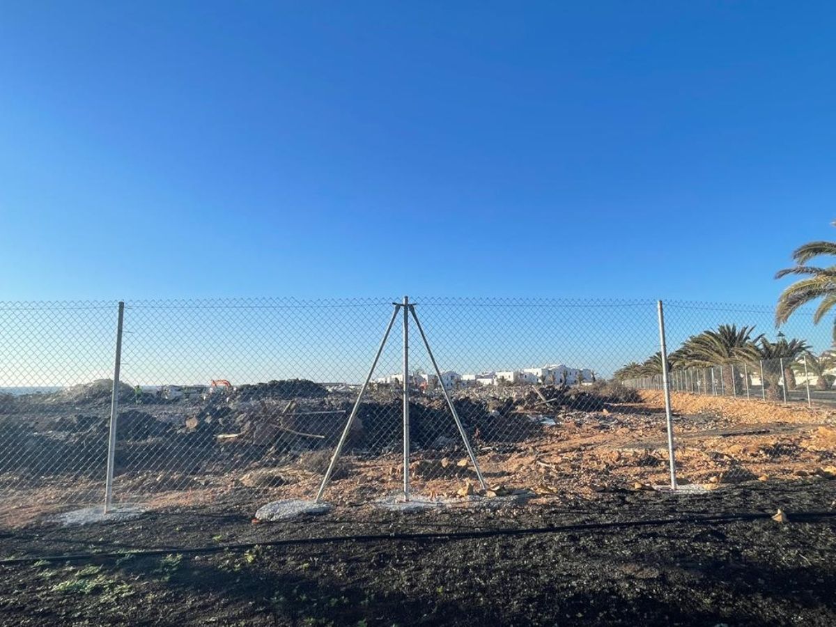 Derribo total del esquelo de la parcela 242b de Costa Teguise