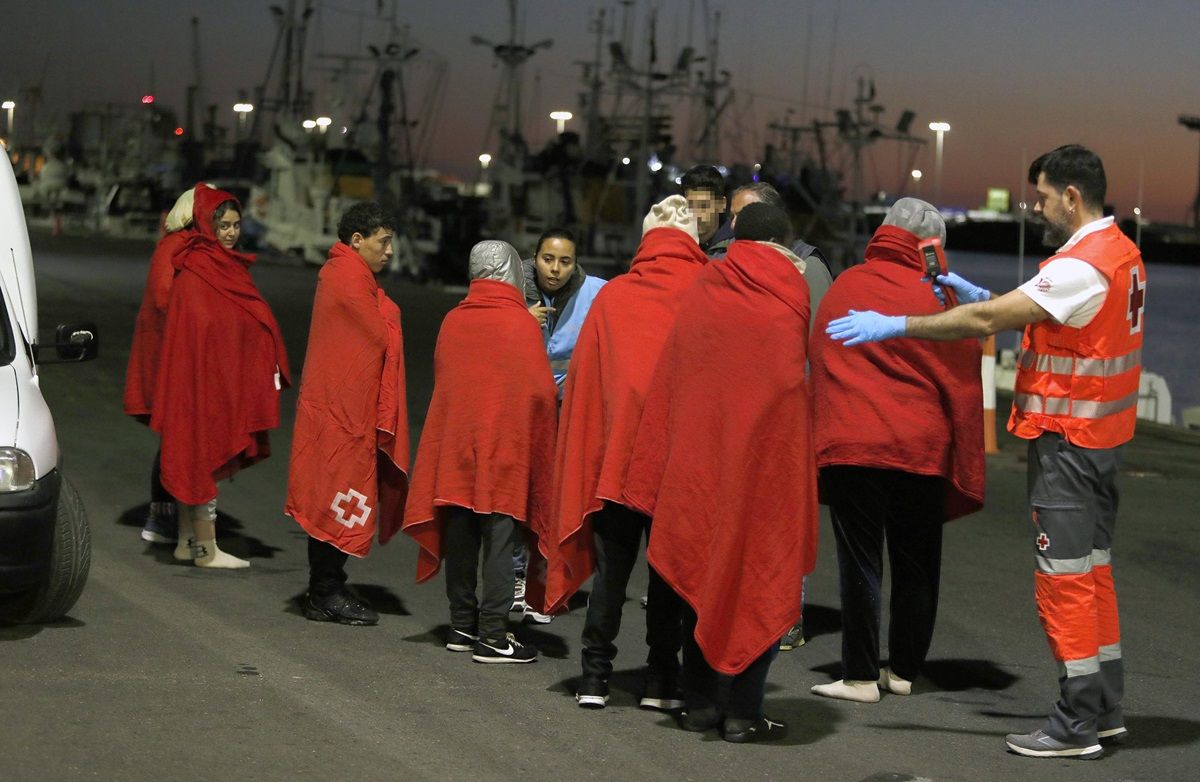 Cruz Roja atendiendo a los migrantes llegados en patera (Foto: José Luis Carrasco)