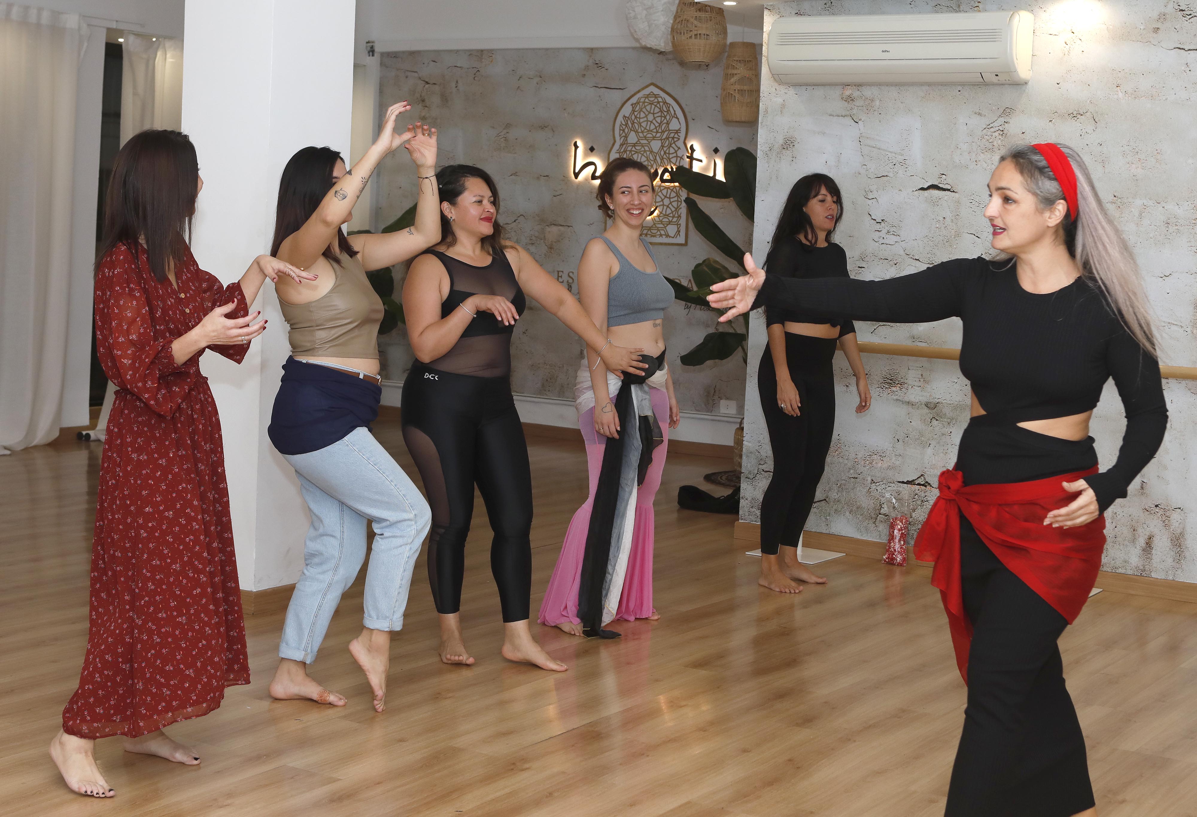 Las clases de danza oriental en la academia (Fotos: José Luis Carrasco) Las clases de danza oriental en la academia (Fotos: José Luis Carrasco)