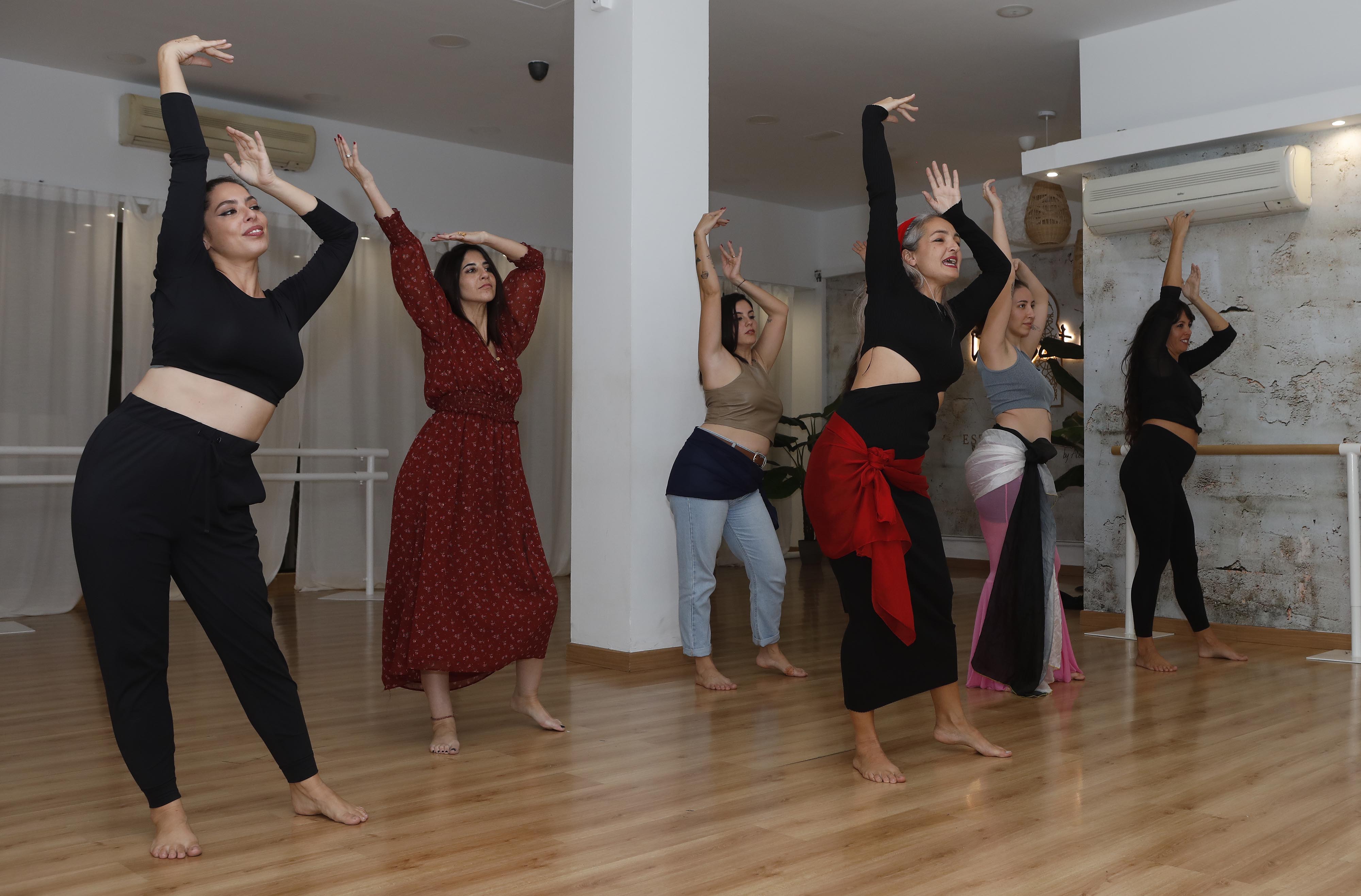 Las clases de danza oriental en la academia (Fotos: José Luis Carrasco) Las clases de danza oriental en la academia (Fotos: José Luis Carrasco)