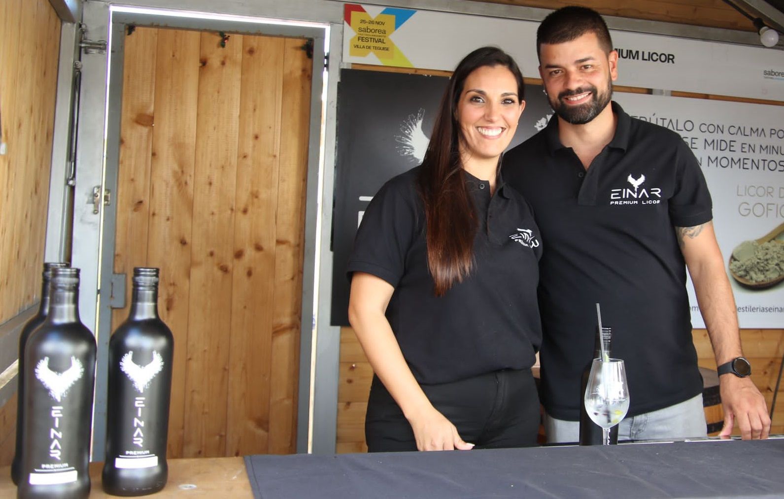 Oliver Rodríguez y su esposa, Paqui Guedes, presentan sus licores en la última feria de Saborea. Bebidas.