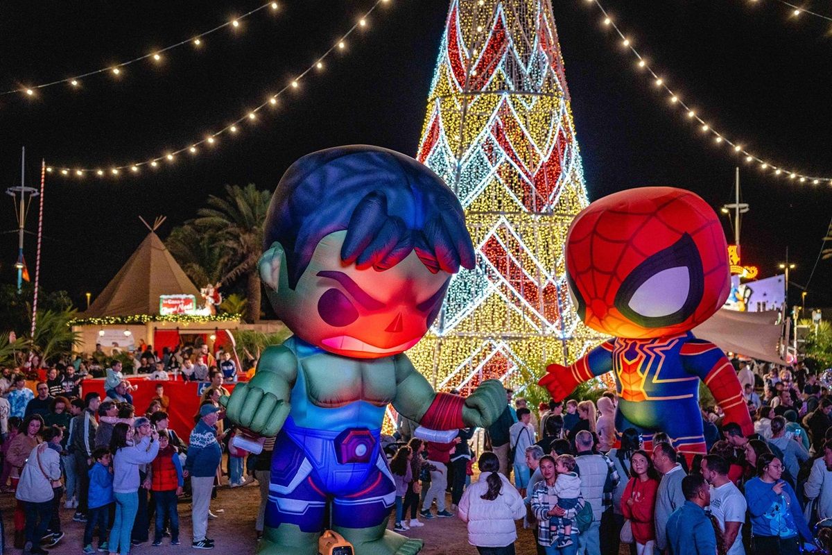 Los Super Héroes visitan la Feria de la Navidad de Arrecife
