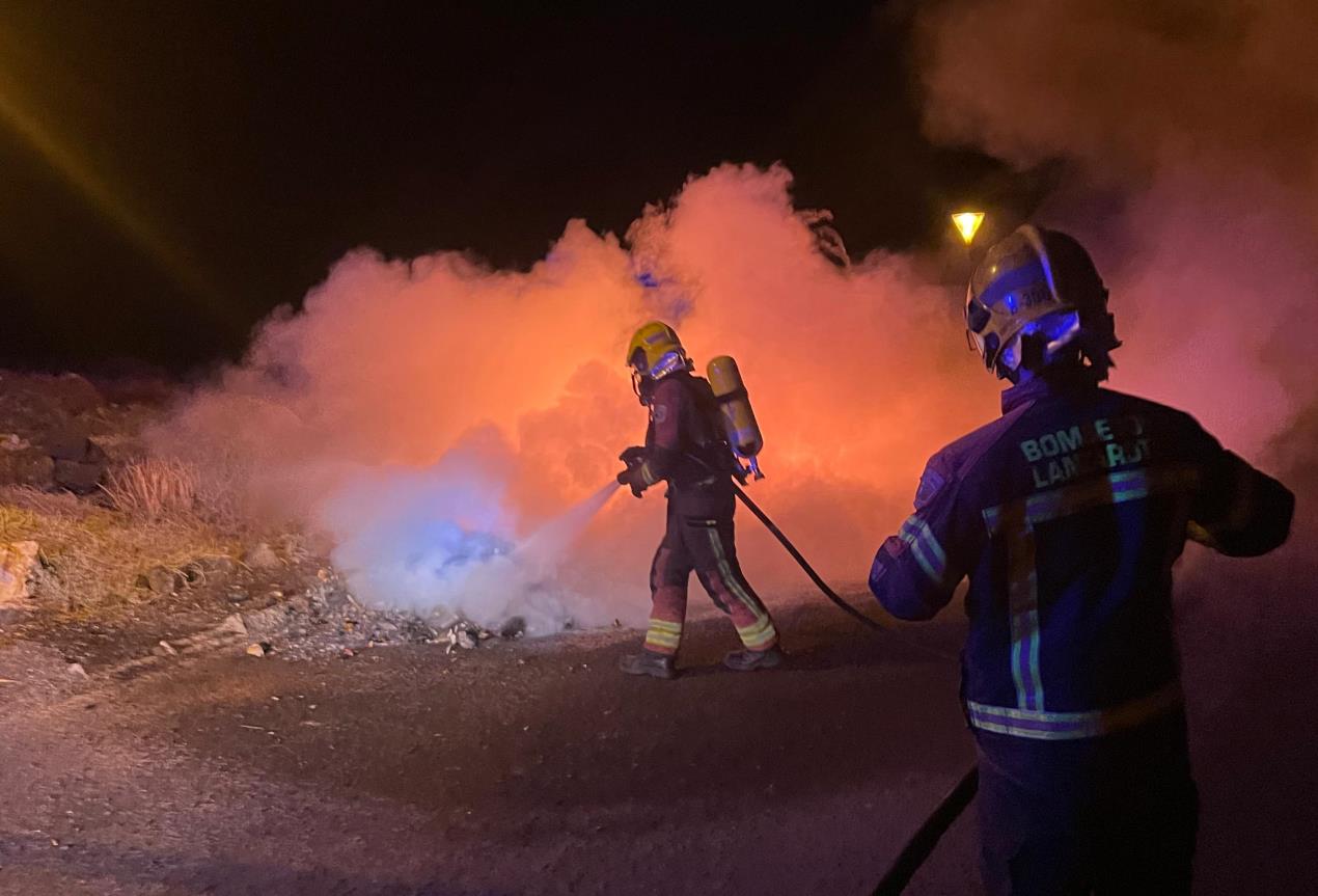 Los bomberos apagan el incendio de cinco contenedores en Charco del Palo