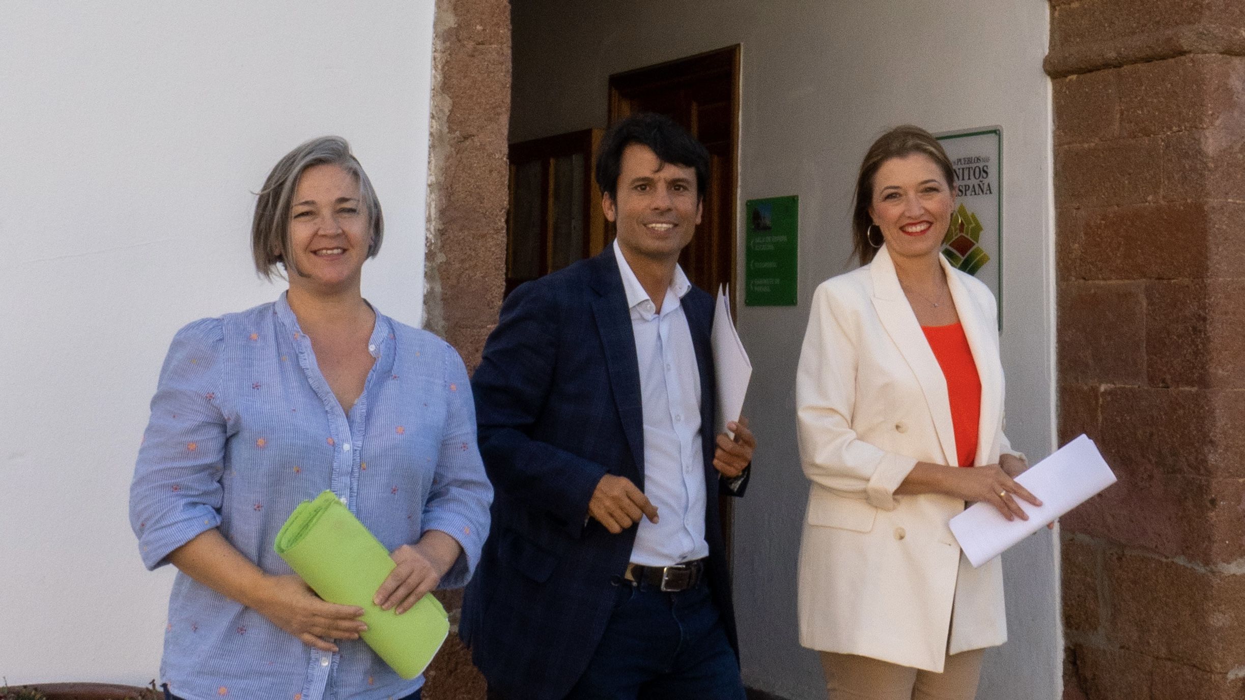 (De derecha a izquierda) Sabina Vizcaíno junto a Bergaz y Ángela Cantaveras en Teguise. Foto: PSOE Teguise.