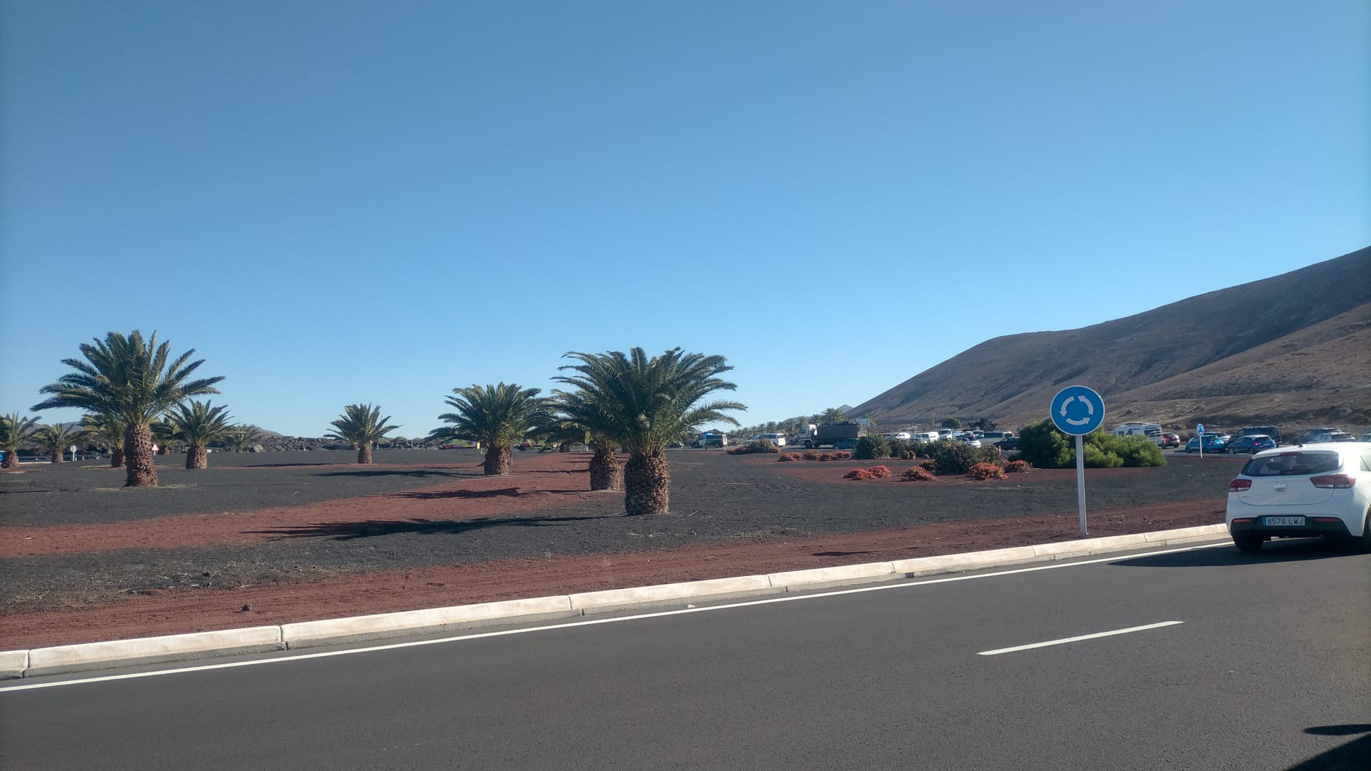 La rotonda de Playa Blanca a la salida de Yaiza.