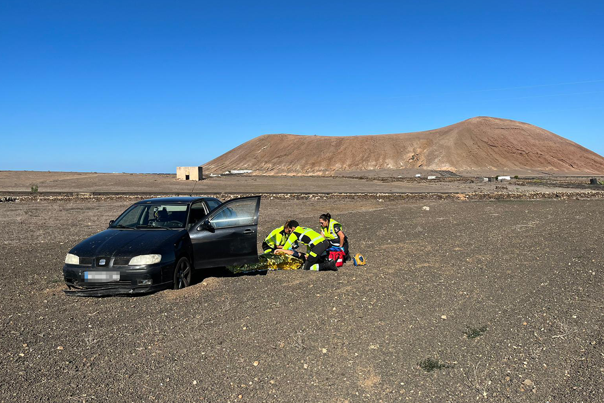 Los servicios de emergencia socorren a una mujerr que se salió de la vía con su coche