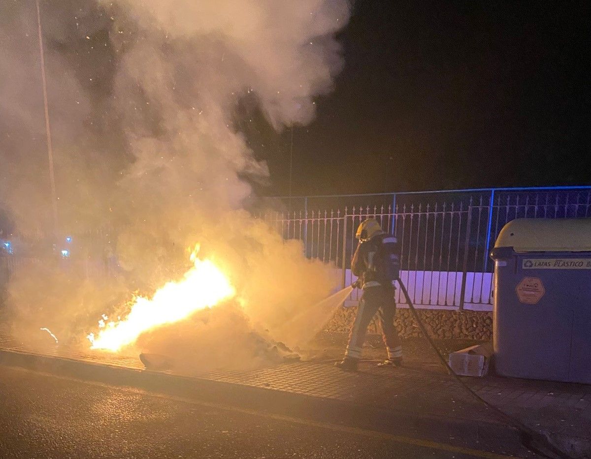 Incendio de dos contenedores en Playa Blanca