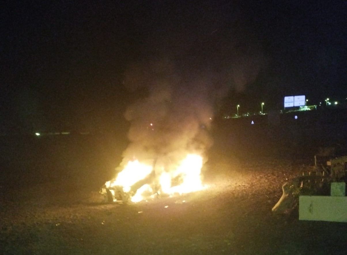 Incendio de un coche abandonado en Arrecife
