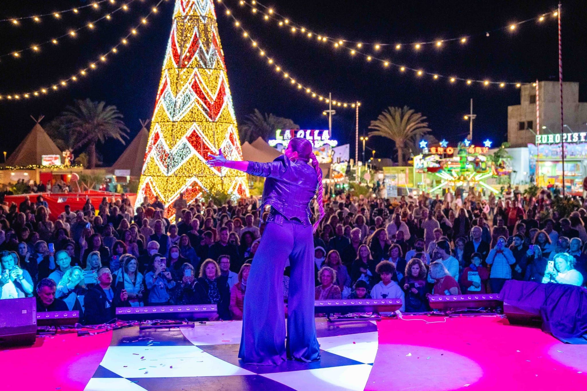 Cristina Ramos sedujo con su concierto en Arrecife  al numeroso público asistente. Animada la nocge en Navilan