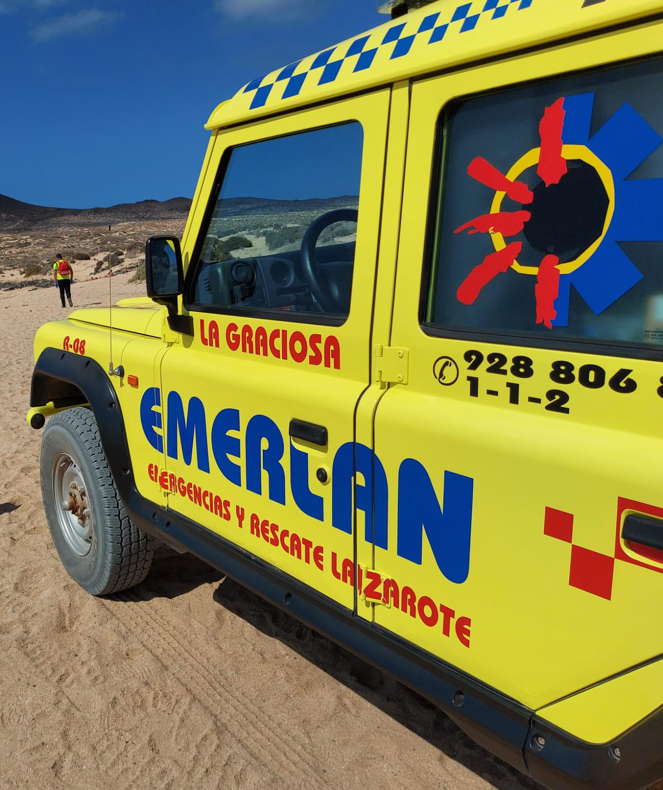 Los trabajadores de Emergencias y Rescate Lanzarote (Emerlan) han rescatado a una bañista en la playa de Las Conchas en La Graciosa. Foto: Emerlan.