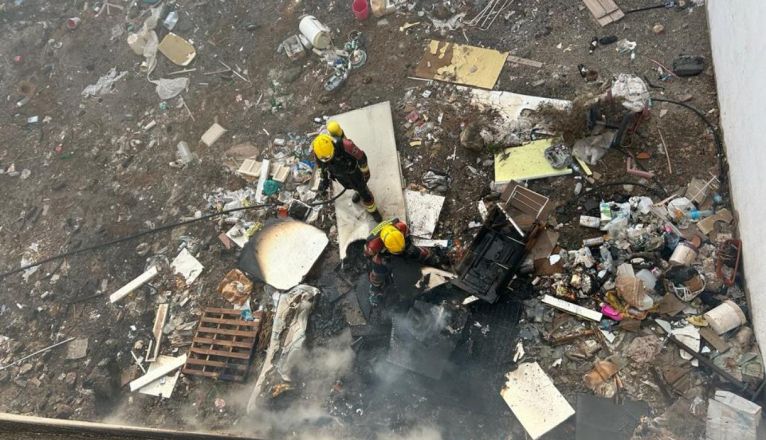 Basura quemada en un solar Basura quemada en un solar