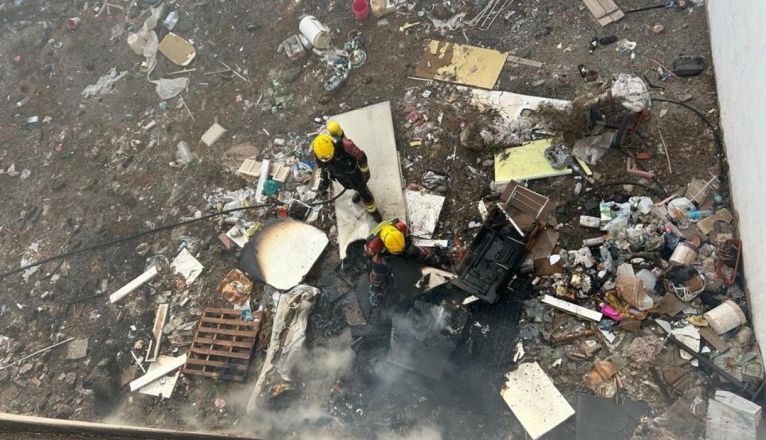 Basura quemada en un solar