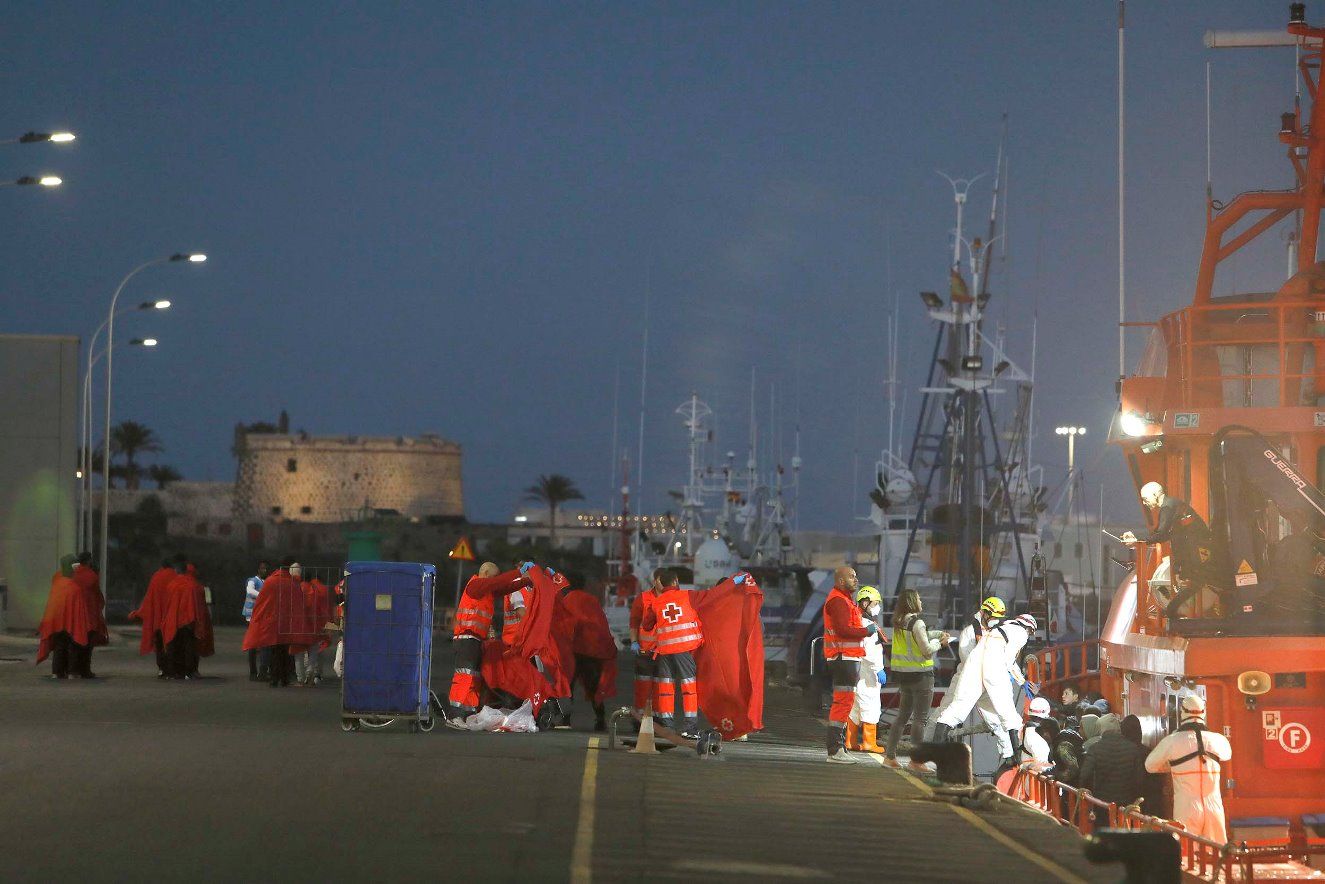 Cruz Roja asiste a migrantes en Puerto Naos (Fotos: José Luis Carrasco)