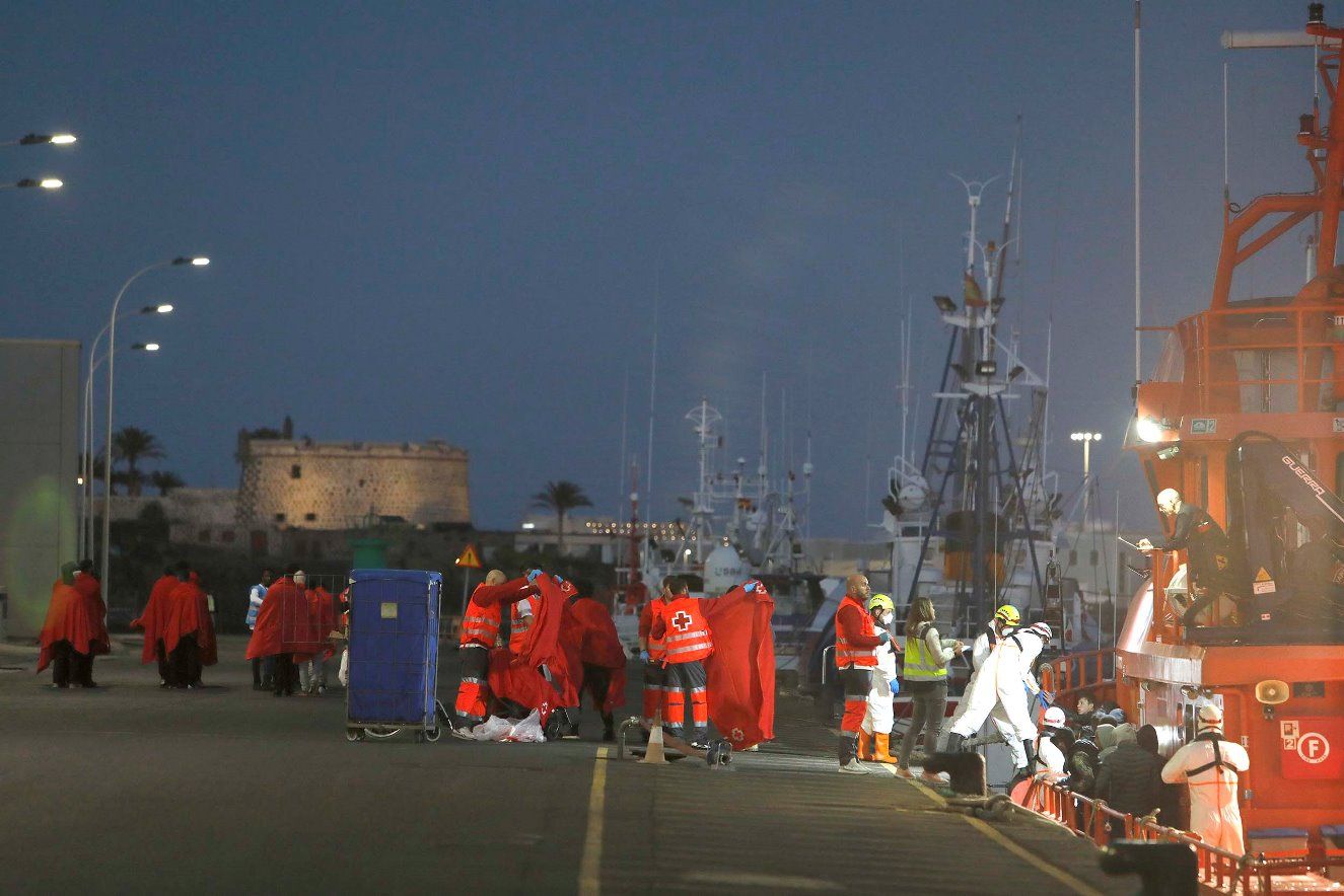 salvamento-mar-timo-rescata-una-patera-cerca-de-las-costas-de-lanzarote