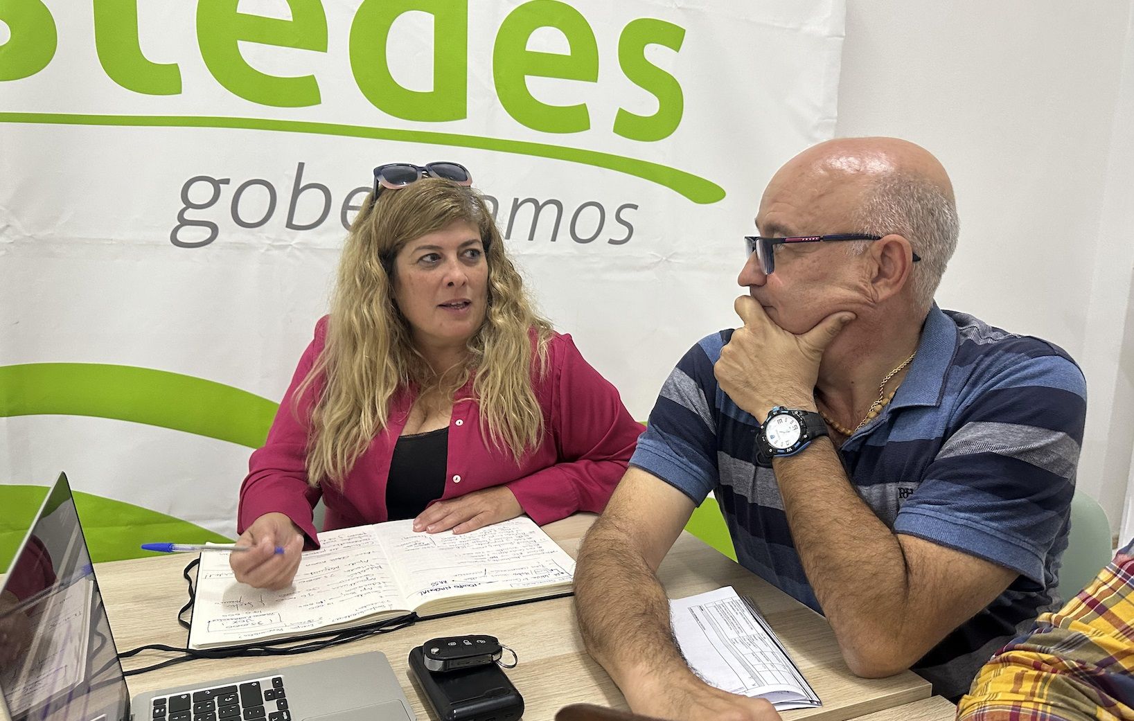 Los concejales de NC en Teguise Belen Machín y Fernando Jiménez critican los presupuestos para 2024.