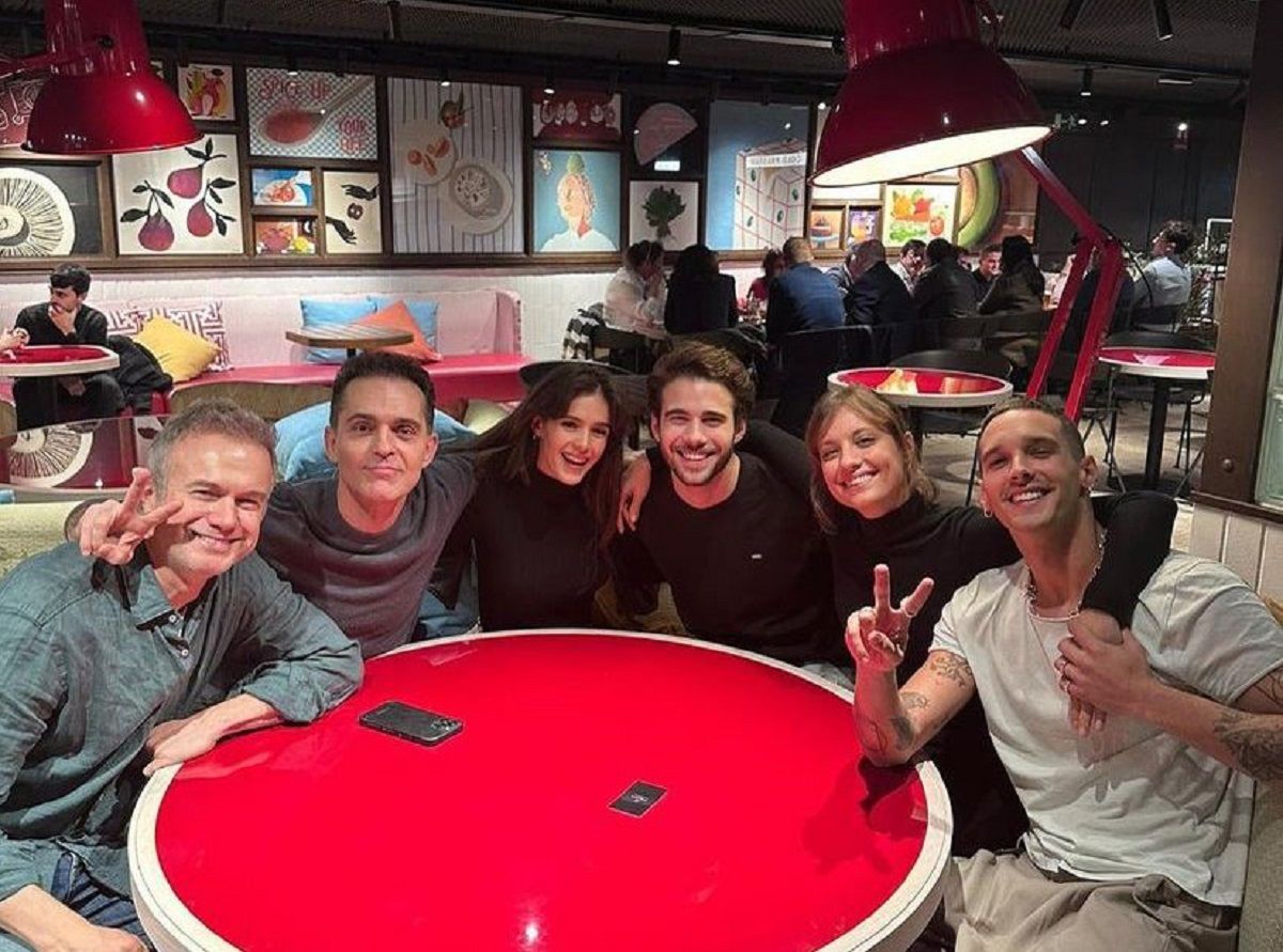 Joel Sánchez junto al resto del elenco de la serie de Netflix 'Berlín'. Foto: Instagram.