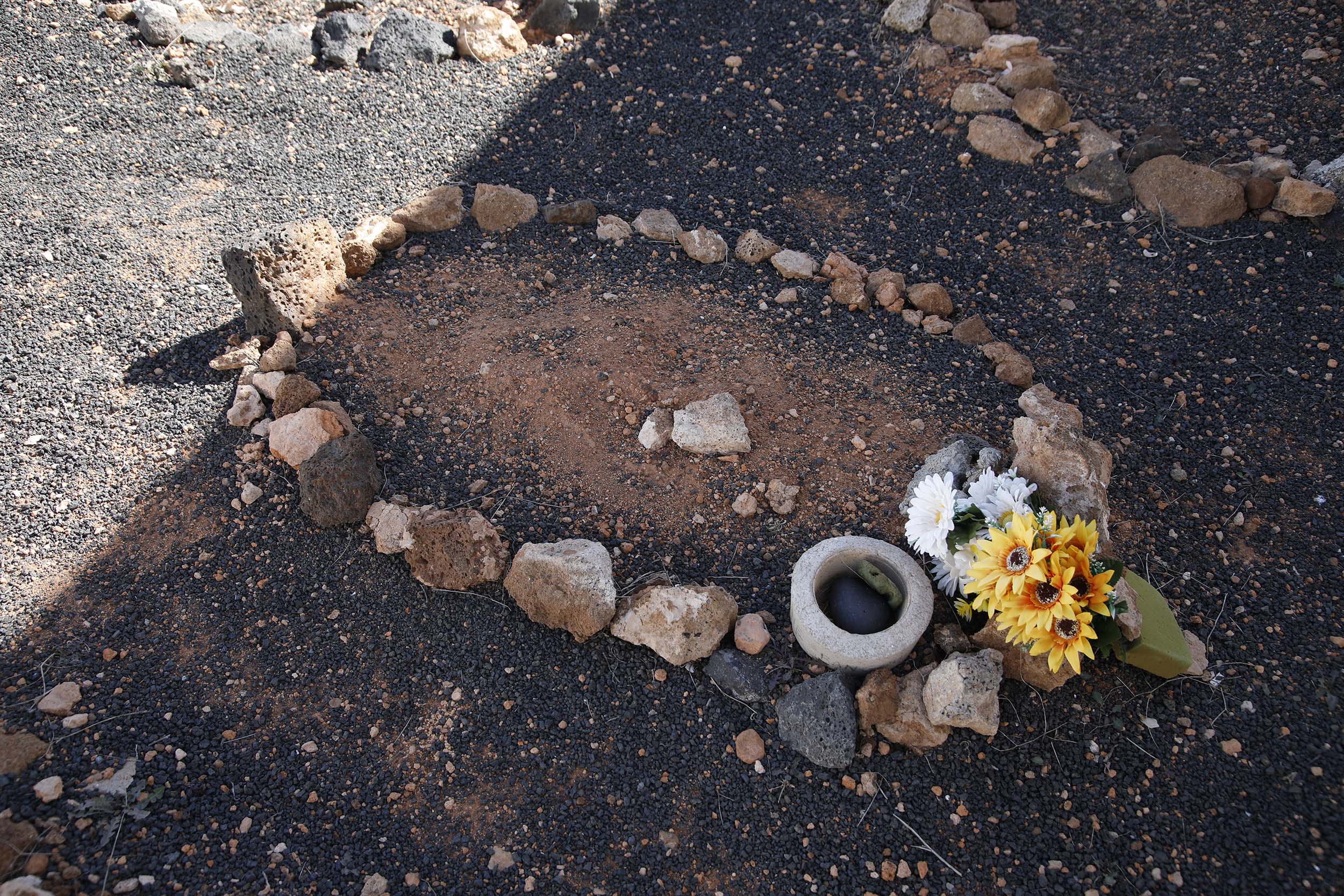 Las tumbas sin nombre de los migrantes fallecidos en la ruta migratoria hacia Lanzarote. Fotos: José Luis Carrasco. Las tumbas sin nombre de los migrantes fallecidos en la ruta migratoria hacia Lanzarote. Fotos: José Luis Carrasco.