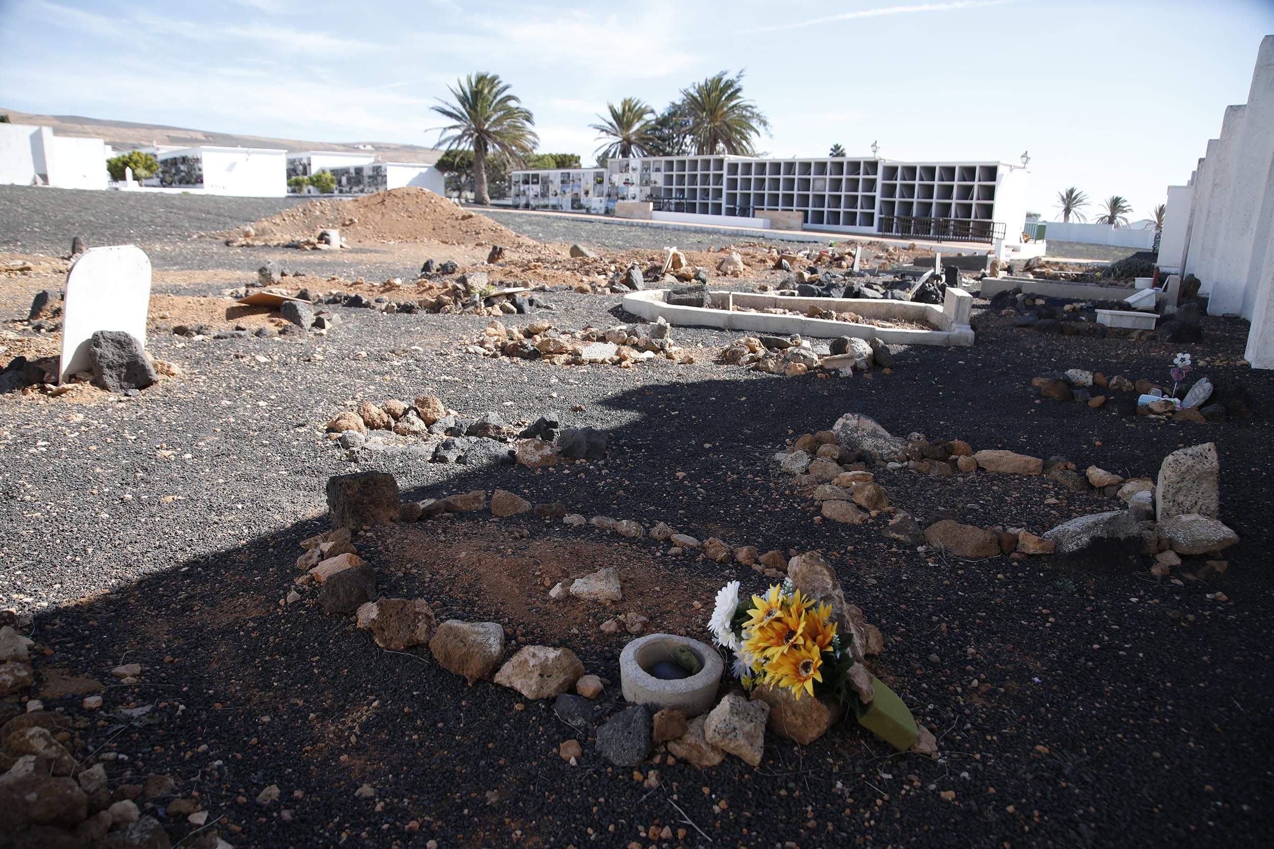 Las tumbas sin nombre de los migrantes fallecidos en la ruta migratoria hacia Lanzarote. Fotos: José Luis Carrasco. Las tumbas sin nombre de los migrantes fallecidos en la ruta migratoria hacia Lanzarote. Fotos: José Luis Carrasco.