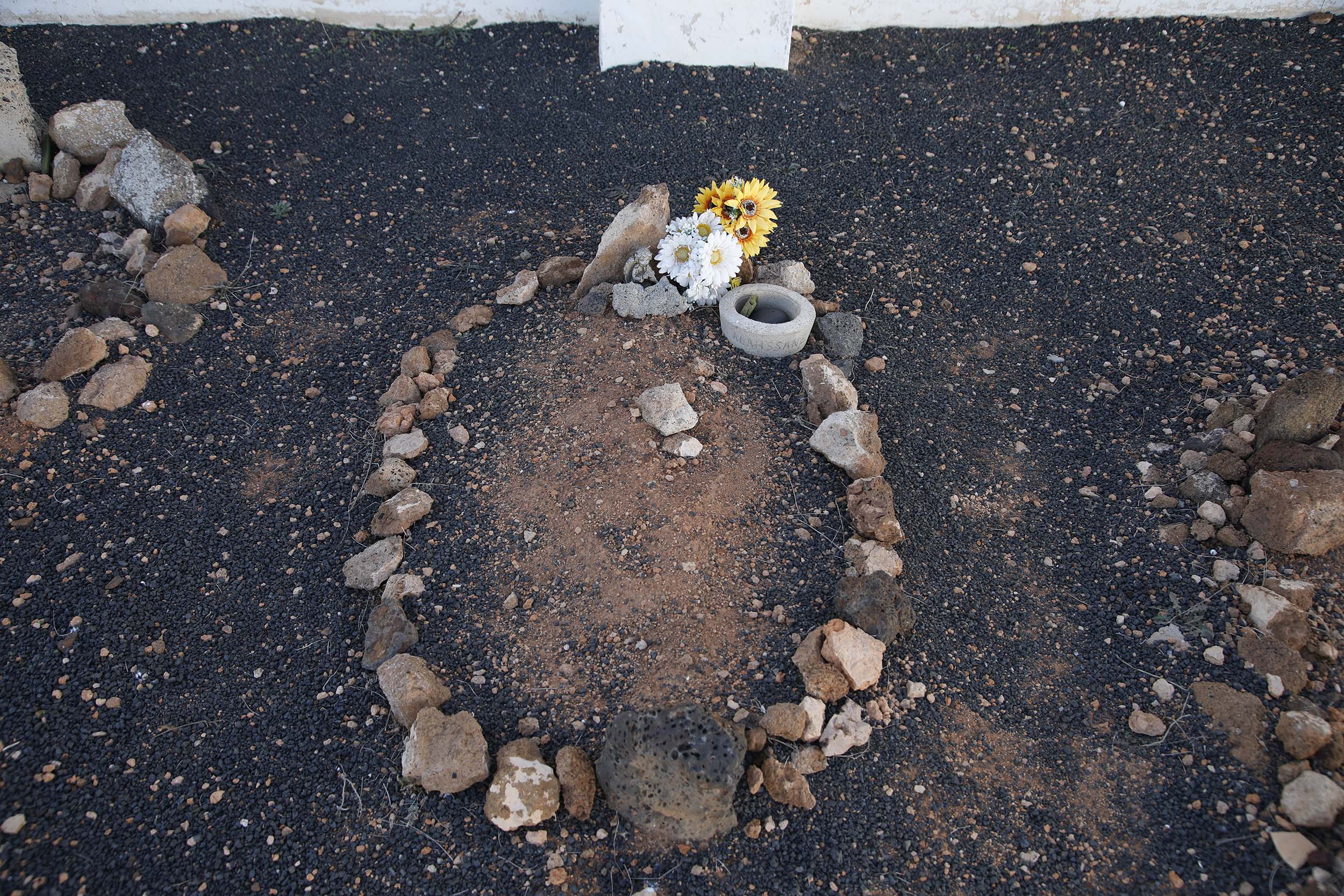 Las tumbas sin nombre del bebé Alhassane Bangoura en el Cementerio de Teguise. Fotos: José Luis Carrasco. Las tumbas sin nombre del bebé Alhassane Bangoura en el Cementerio de Teguise. Fotos: José Luis Carrasco.