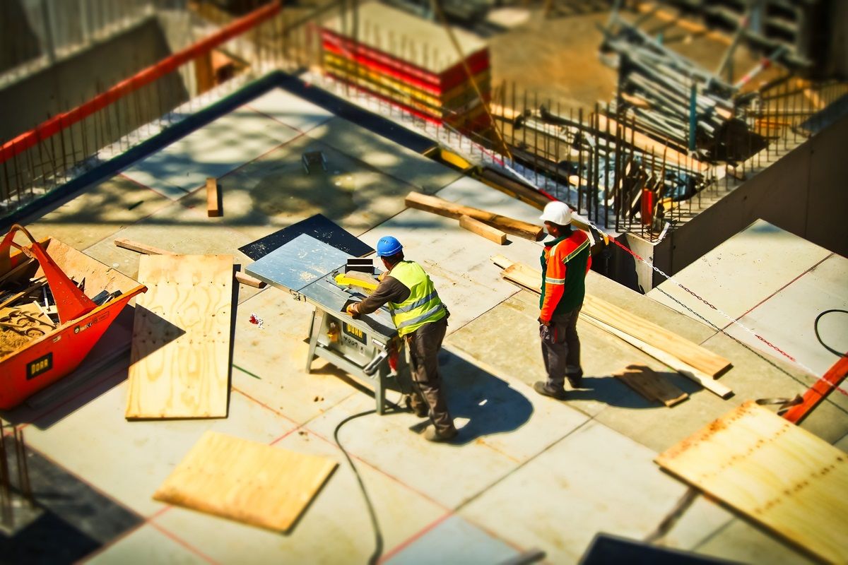 Dos trabajadores de la construcción. Descenso del paro en 2023.