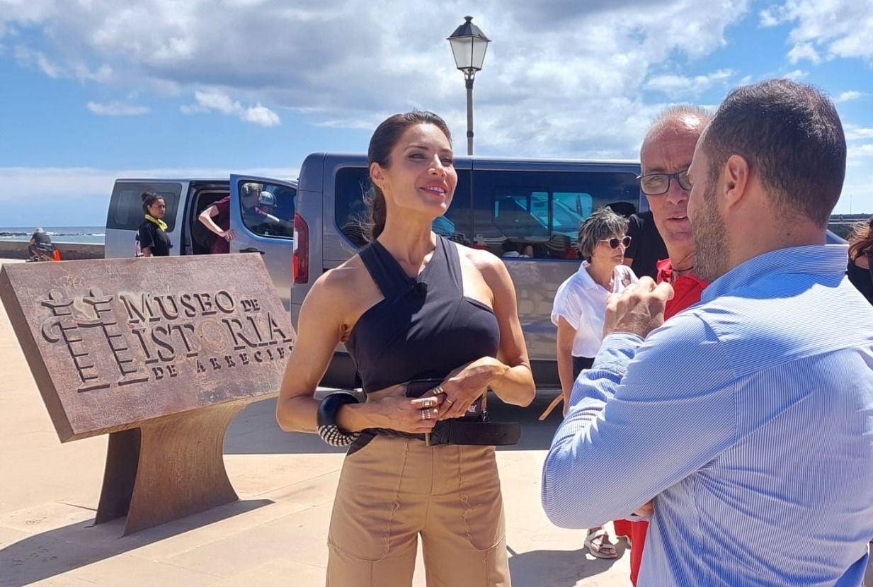 Pilar Rubio dialoga con el alcalde de Arrecife, Yonathan de León, tras la grabación del programa en Arrecife. La grabación se hizo junto al Castillo de San Gabriel 