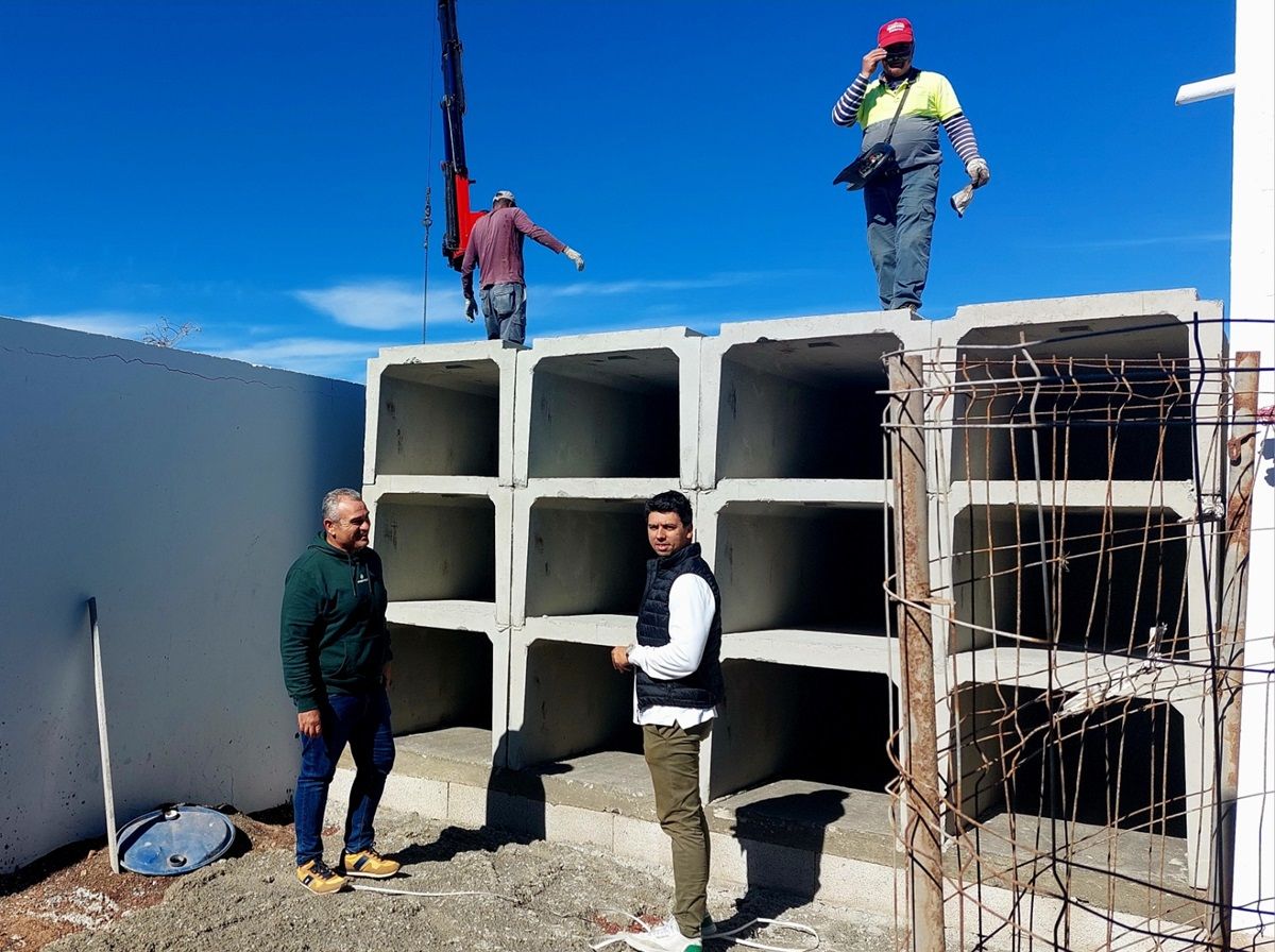 La construcción de los nuevos nichos en el cementerio de San Román