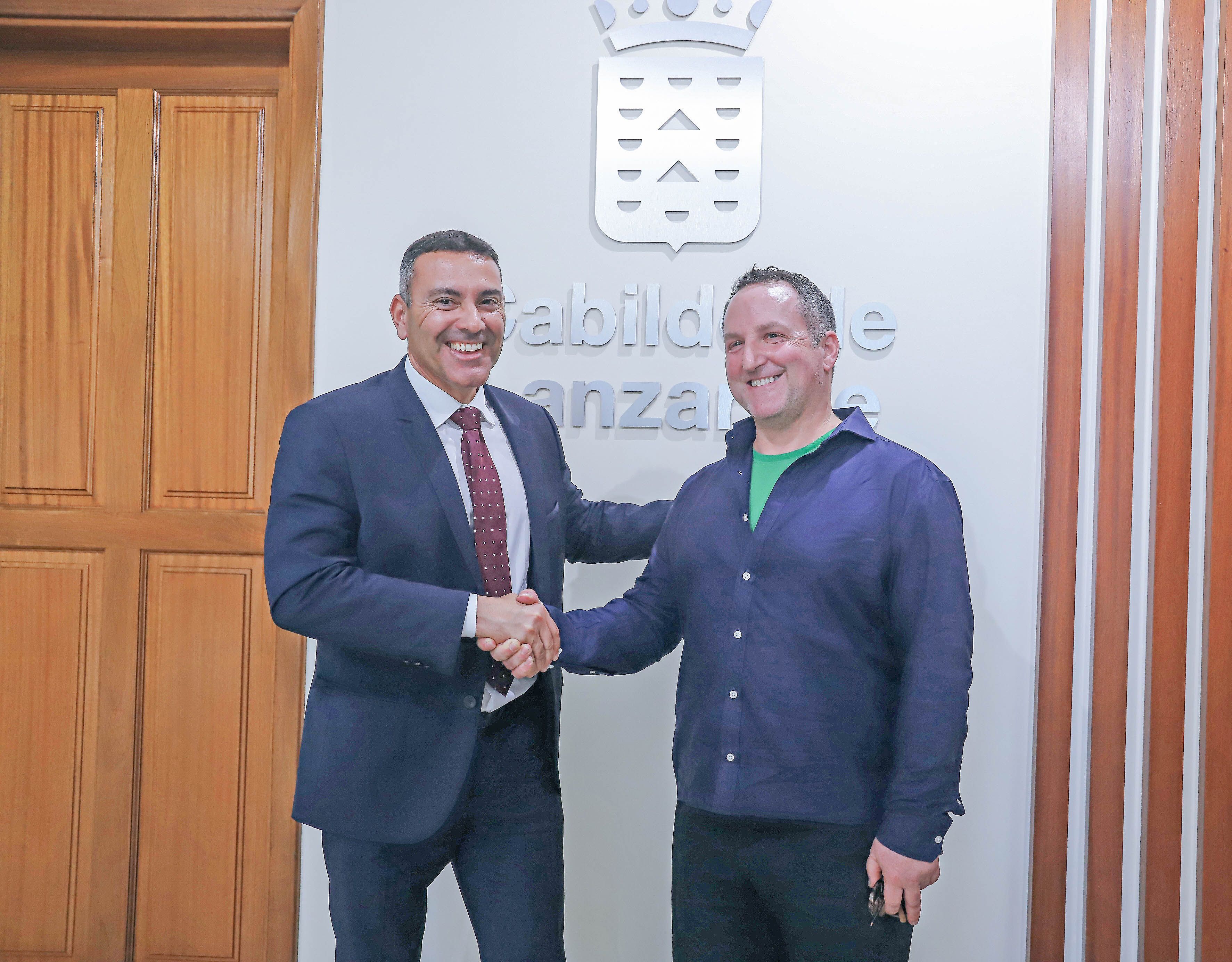 El presidente del Cabildo de Lanzarote, Oswaldo Betancort, junto al escultor británico Jason deCaires