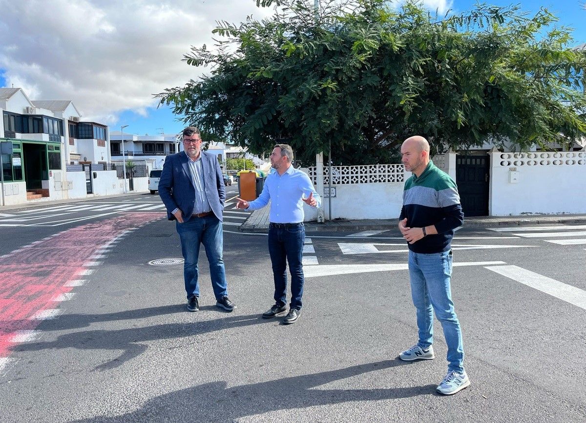 Jacobo Medina junto a Isidro Pérez y Raúl de León en las calles de Playa Honda