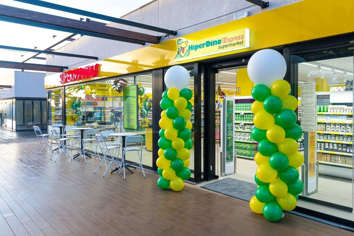 Fachada del nuevo supermercado Hiperdino Express en Costa Teguise