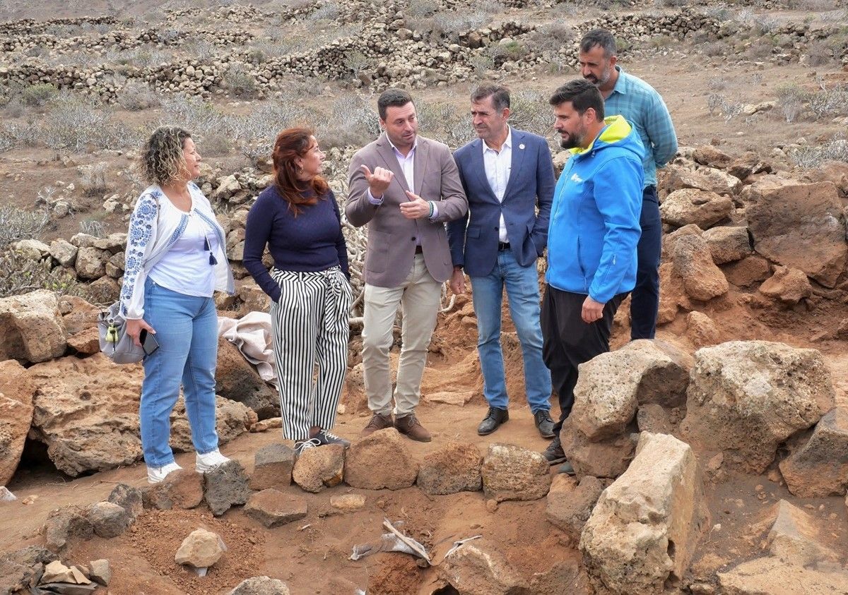 Miguel Ángel Clavijo, Ascensión Toledo y Óscar Noda durante la visita a la Cueva del Majo de La Degollada