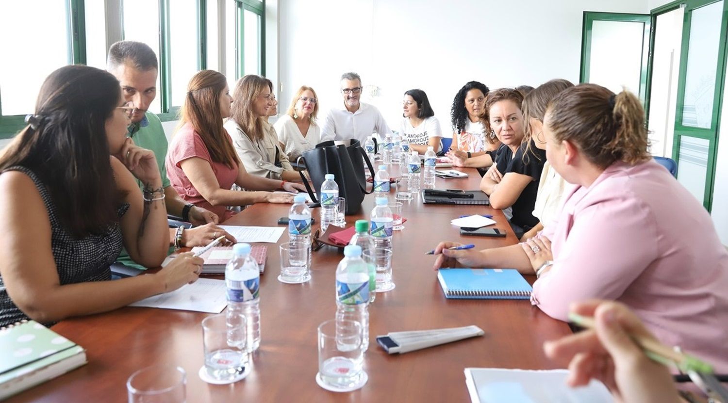 Reunión del Cabildo de Lanzarote para la renovación el programa de ayudas económicas 