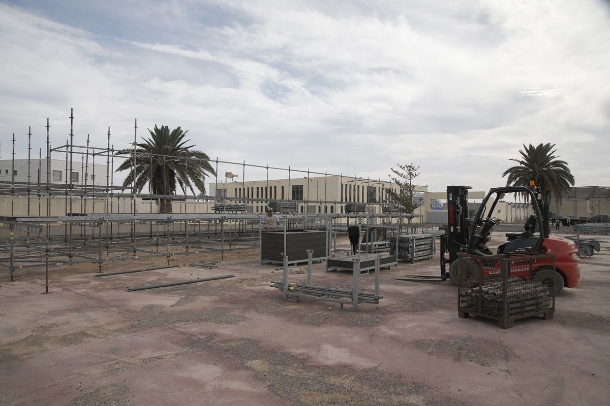Montaje del escenario en la zona de Agramar en Arrecife (Foto: José Luis Carrasco)