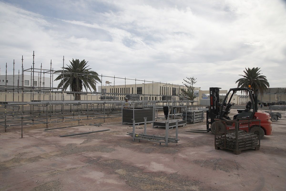 Montaje del escenario en la zona de Agramar en Arrecife (Foto: José Luis Carrasco)