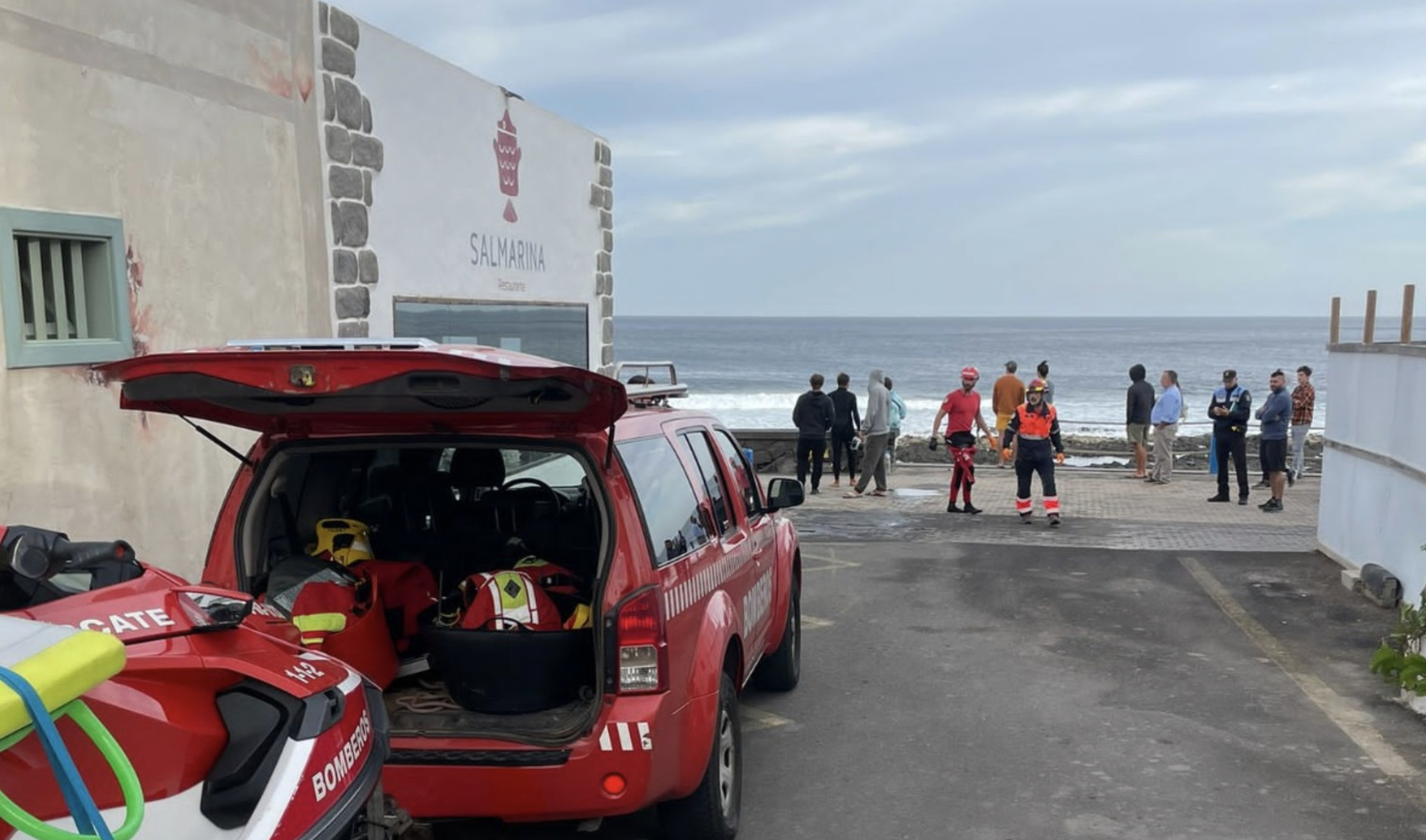 Un grupo de surfistas rescata a un hombre con síntomas de ahogamiento en La Santa. Foto: Consorcio de Seguridad y Emergencias.