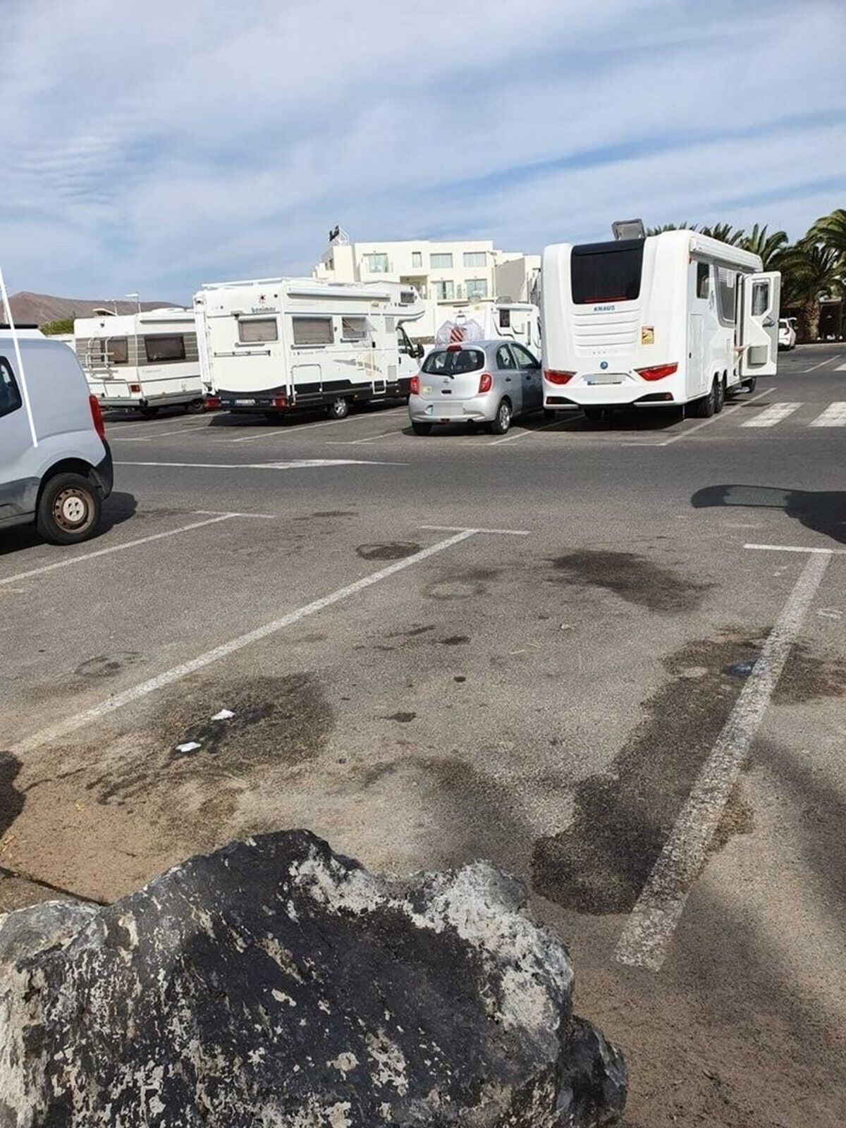 Restos de orina en el parking de playa de Los Charcos