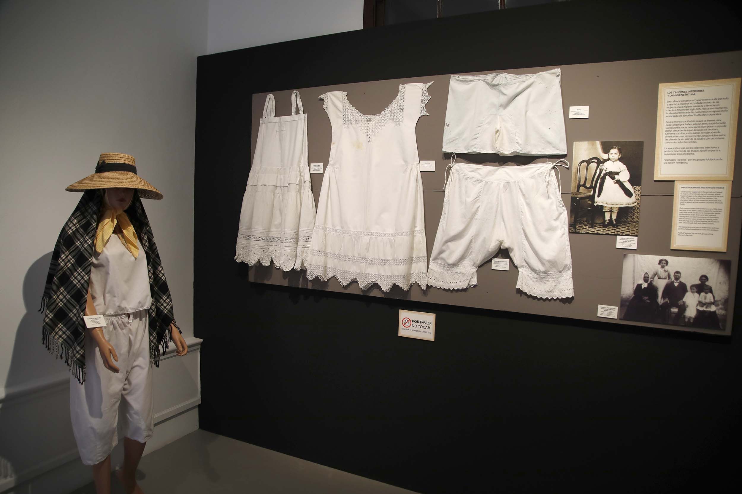 Exposición de ropa interior en la Casa Amarilla. Foto: José Luis Carrasco. Exposición de ropa interior en la Casa Amarilla. Foto: José Luis Carrasco.