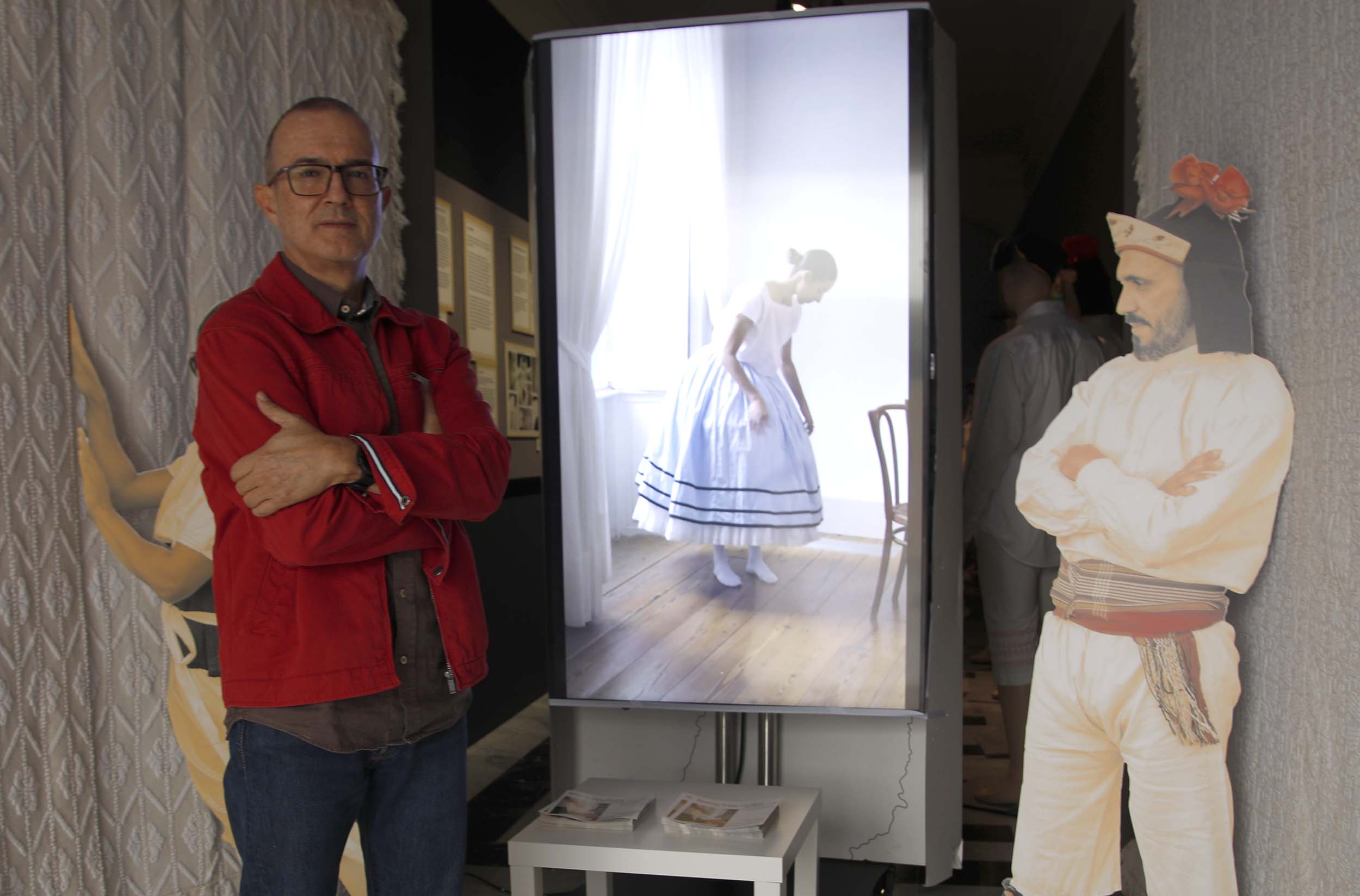 El comisario de arte Ricardo Reguera, en la exposición de ropa interior en la Casa Amarilla. Foto: José Luis Carrasco. El comisario de arte Ricardo Reguera, en la exposición de ropa interior en la Casa Amarilla. Foto: José Luis Carrasco.
