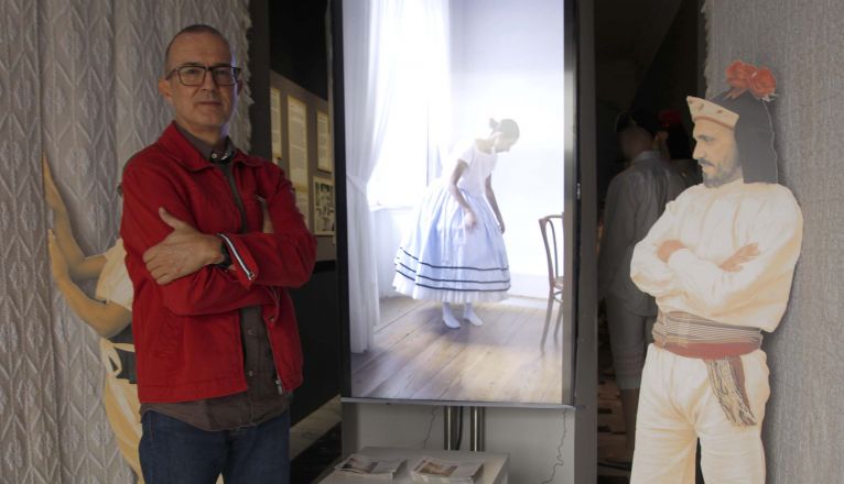 El comisario de arte Ricardo Reguera, en la exposición de ropa interior en la Casa Amarilla. Foto: José Luis Carrasco.