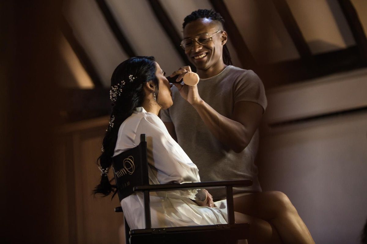 Omar Wade maquillando a una novia en su estudio en Lanzarote