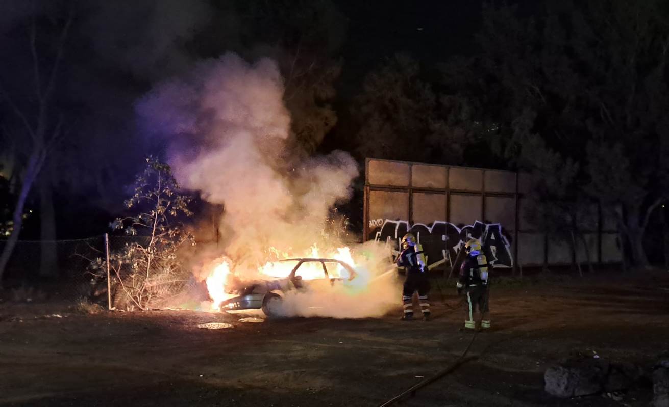 Incendio de un coche cerca del intercambiador de guaguas