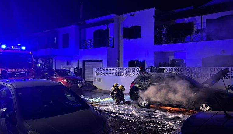 Queman un coche en Playa Honda (Fotos: Yta) Queman un coche en Playa Honda (Fotos: Yta)