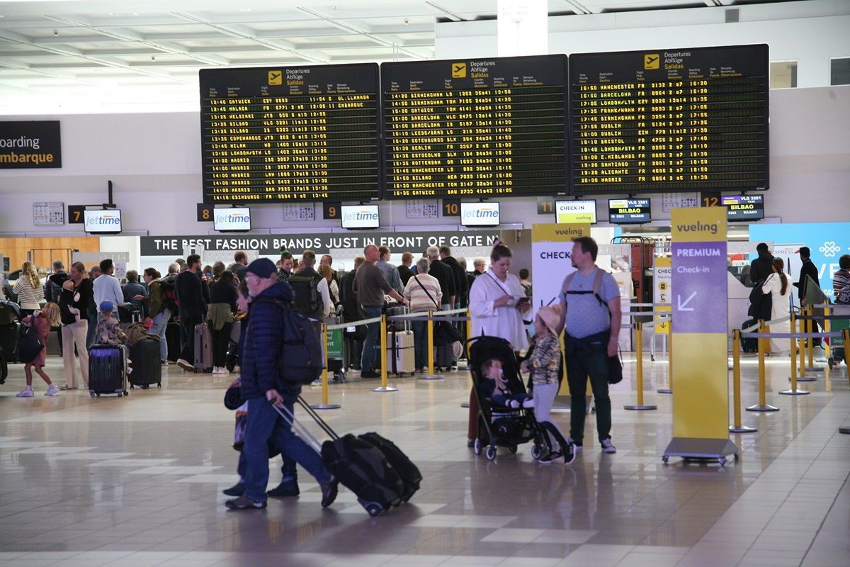 Pasajeros en las filas de facturación del aeropuerto de Lanzarote. Foto José Luis Carrasco