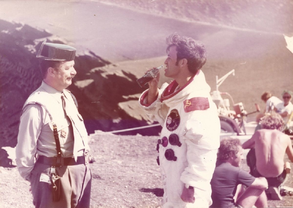 Instantánea tomada a Eugenio Tacoronte conversando con un guardia civil en un descanso del rodaje de cine de Operation Ganymed (Operación Ganímedes, Rainer Erler ,1976).