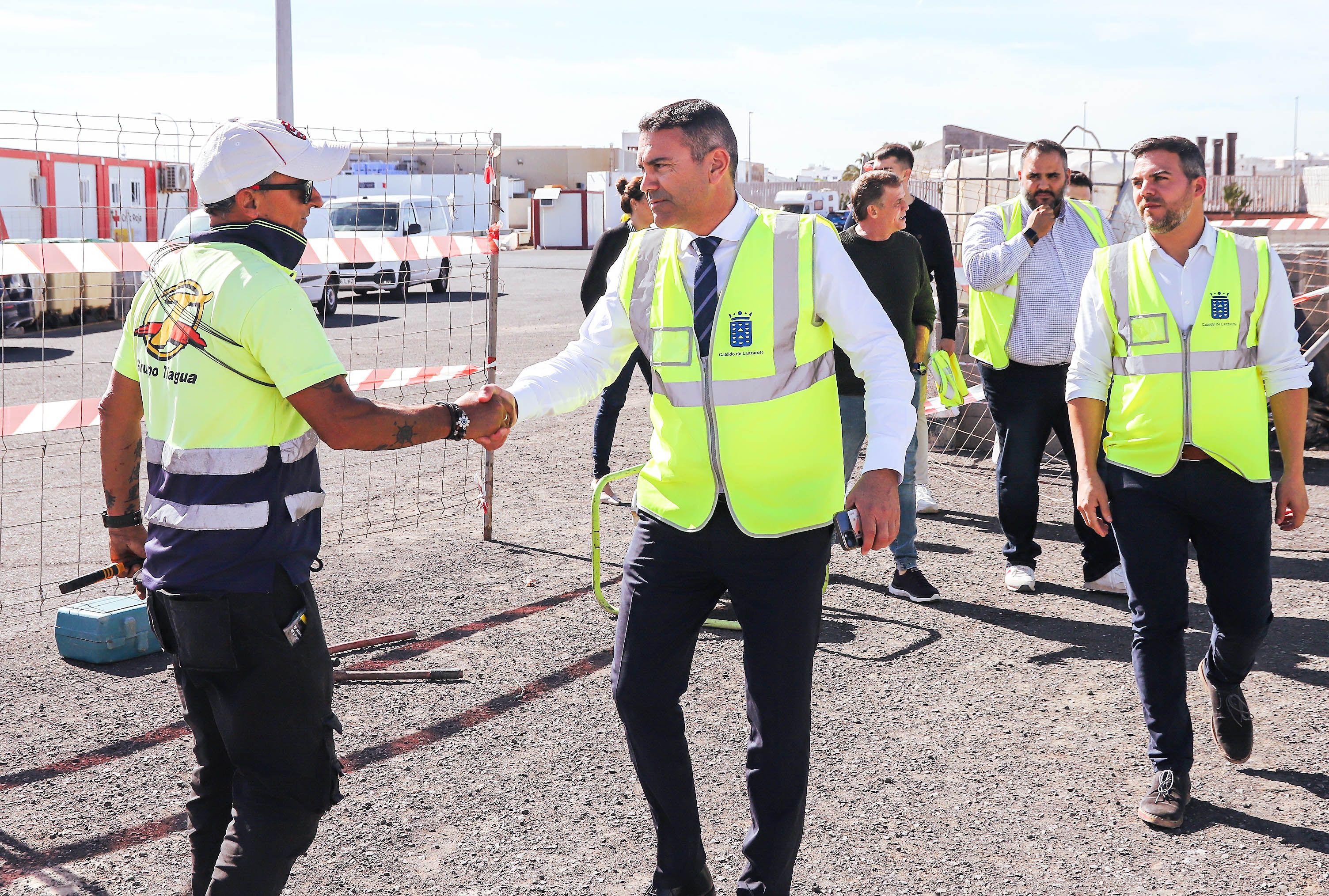 Visita al inicio de las obras de los cuartos de pertrechos en Puerto Naos. Foto: Cabildo de Lanzarote.