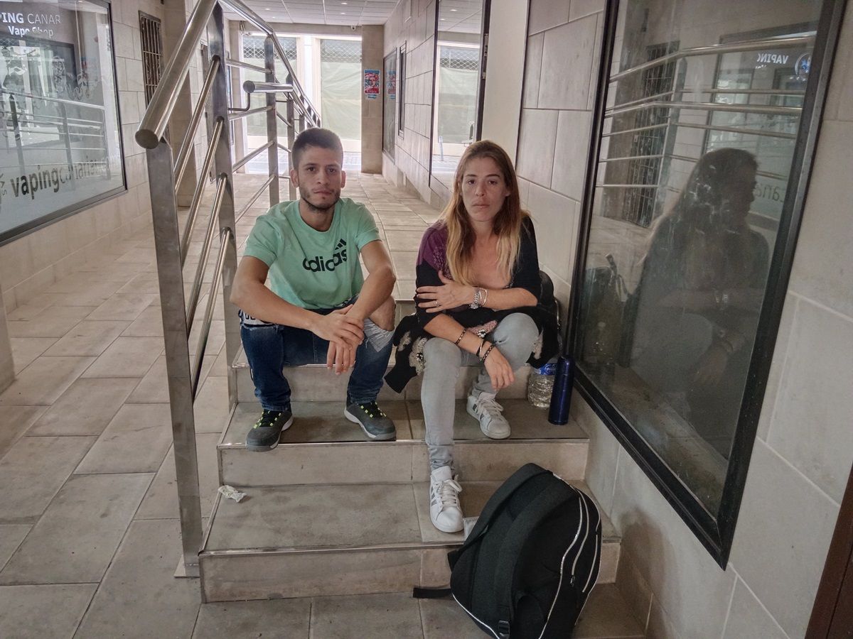 La pareja en las Galerías de la calle Real, lugar en el que duermen desde hace días